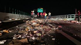西濱白沙屯段散落廢棄物 槽車閃避不及翻覆3一輛化學槽車21日深夜行經台61線西濱北上通霄白沙屯路段，突見前方路面有大批散落物，車頭閃避不及擦撞後，槽體側翻，所幸液態氨未外洩，駕駛僅輕傷，暫時封閉全線處理。中央社記者管瑞平攝 108年3月22日