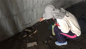 台南增1例本土登革熱　防疫員執行孳生源查核衛生福利部疾病管制署31日公布，台南市新增1例本土登革熱病例，為北區雙安里30多歲男性。防疫人員於北區執行孳生源查核。（疾管署提供）中央社記者陳偉婷傳真　108年8月31日