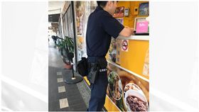 巧遇帥警…腰包四字「屁孩殺手」超威！網狂讚：新蘆需要你 圖翻攝爆廢公社公開版