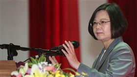 從軍購到換發新雨衣  總統：讓國軍有戰力尊嚴總統蔡英文（圖）30日出席108年軍人節暨全民國防教育日表揚大會致詞表示，從採購F16V戰機到換發全新雨衣，3年來積極提升國防能量，目的就是要讓國軍有戰力、尊嚴，是可以被信賴的鋼鐵勁旅，也讓全世界都看見台灣對國土、主權寸土不讓，堅守民主自由，有無比堅定的信念。中央社記者鄭傑文攝　108年8月30日