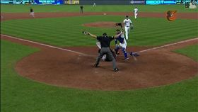 ▲金鶯二壘手維亞（Jonathan Villar）離壘過遠被牽制，將錯就錯成功盜本壘。（圖／翻攝自MLB官網）