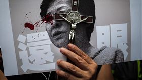 港警不准民陣遊行　網民已自發集會（2）香港網民發起31日中午在灣仔修頓球場集合並進行遊行，主題為「為香港罪人祈禱」，現場民眾手持標語表達訴求，聲援日前眼部受傷的反送中示威者，要求「還眼」。中央社記者吳家昇攝　108年8月31日