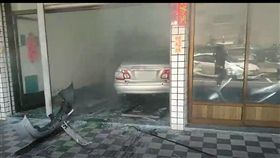 高雄,高齡車禍,民宅,車禍,長者,暴衝（圖／民眾提供）