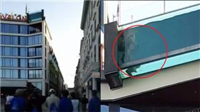 許多飯店為了吸引旅客入住，都會在裝潢上做出特殊設計，瑞典一間位在鬧區的飯店，就在頂了蓋了一個無邊際泳池，為了讓遊客享受高空玩水的快感，還特地將泳池底部延伸出一小塊範圍懸空於大樓之外，讓在泳池內的旅客可以俯瞰大樓底下的美景。不過就有一對情侶，竟在大白天時於泳池內忘情交纏，讓底下路過的民眾紛紛抬頭觀望，甚至還有人拍下影片、拍手叫好。（圖／翻攝自推特）