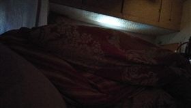 夫妻,睡覺,棉被牆,老公,戀愛,貼心(圖/翻攝自爆怨)