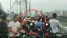 少年失足溺斃…2男竟為「好位子」互毆(圖/翻攝自微博)