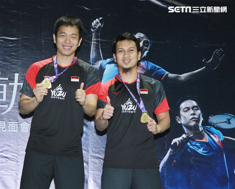 美津濃簽約羽球選手黃金搭擋塞蒂亞萬（Hendra Setiawan）與阿赫桑（Mohammad Ahsan）獲得世界羽球男子雙打最高排名第一位，來台和球迷們近距離接觸。（記者邱榮吉/攝影）