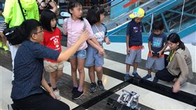 科教館智慧夢工廠職業試探活動開幕國立台灣科學教育館「智慧夢工廠」職業試探體驗活動常設展31日舉行開幕活動，吸引許多家長和學童到場體驗技職教育。中央社記者陳至中攝　108年8月31日