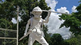 港人在網上籌款打造的「香港民主女神像」今（31）日亮相。雕像以「反送中」示威者造型為藍本，戴著頭盔、眼罩和（豬嘴）防毒面具，手上則拿著雨傘以及一面寫有「光復香港、時代革命」的旗幟。（圖／翻攝自推特@VOAChinese）