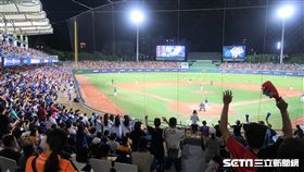 新莊棒球場滿場球迷。（圖／記者王怡翔攝影）