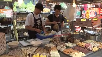 小英逛夜市！大啖荔枝冰、黑輪等美食