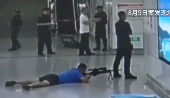 正妹地鐵遭挾持！警胯下狙殺畫面曝光