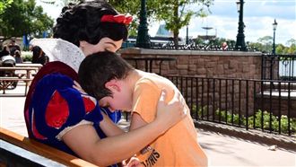 自閉童迪士尼痛哭…白雪公主秒施魔法