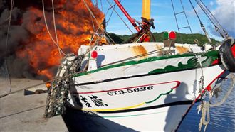 基隆漁船停靠突起火燃燒　火勢超猛烈