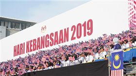 馬國62週年國慶　國旗飄揚場面壯觀馬來西亞獨立62週年國慶日，國慶慶典31日於布特拉加亞舉行，馬來西亞「輝煌條紋國旗」旗海飄揚搭配愛國歌曲，場面壯觀。中央社實習記者張廖永臻吉隆坡攝　108年8月31日