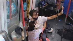香港反送中 港警闖地鐵站毆打民眾／立場新聞臉書