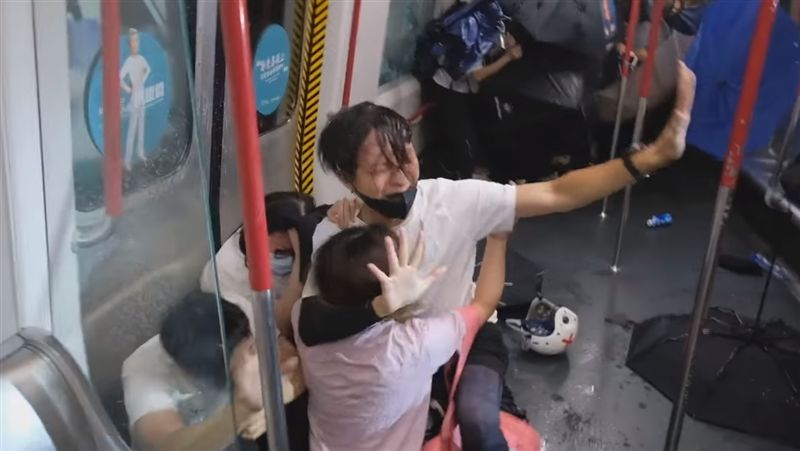 港警衝車廂打人…港鐵竟譴責示威者