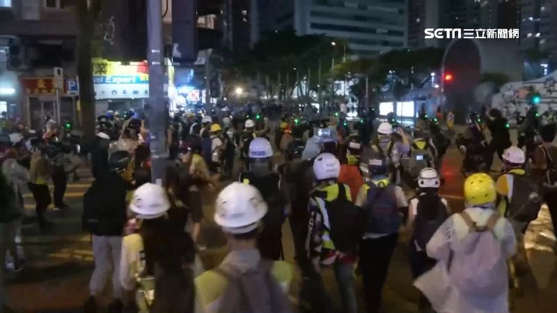 港警水砲車催淚彈齊發！記者左眼中彈