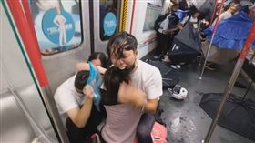 香港警察衝入地鐵太子站打人噴胡椒噴霧 民眾跪地哭求住手／立場新聞