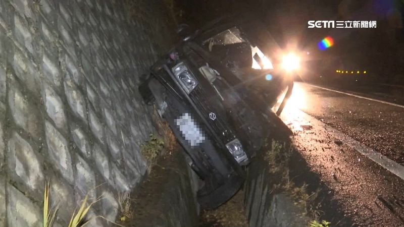 胎紋被磨平！體育老師開車失控翻水溝