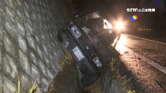 胎紋被磨平！體育老師開車失控翻水溝