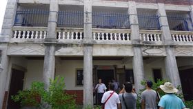 藝啟尋金　走訪官澳聚落李康塔洋樓金門縣文化園區管理所於暑期啟動「藝啟尋金─愛上博物館」系列活動，31日帶領民眾走訪位於官澳聚落的李康塔洋樓，了解洋樓的故事。中央社記者黃慧敏攝  108年8月31日