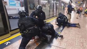 香港反送中 港警闖地鐵站毆打民眾／立場新聞臉書