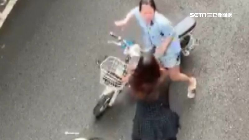 亂停車講不聽！工廠上演「女女格鬥」