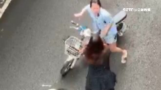 亂停車講不聽！工廠上演「女女格鬥」