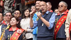 高雄市長韓國瑜今(31)日上午走訪梓官區赤慈宮、中崙城隍廟以及通安宮參香祈福