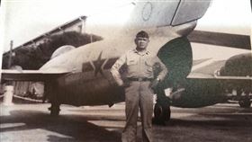 大時代縮影　老兵唐振洪空軍歲月（3）94歲唐振洪老家在中國湖南，18歲時從軍，之後進入空軍防校任職，民國37年隨防校自上海遷台；逾一甲子歲月過去，唐振洪早已退役享含飴弄孫之樂。圖為他在軍中與當年投誠的米格機合影。（翻攝照片）中央社記者李先鳳傳真　108年9月1日