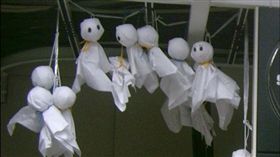 許多國家都有屬於自己的「都市傳說」，像台灣的紅衣小女孩、美國的小丑雕像一樣，但你知道原來為祈求好天氣所做的「晴天娃娃」其實也是日本的都市傳說嗎？看起來充滿童趣的晴天娃娃，據傳它的原型其實是一名和尚，和尚因為祈求天晴失敗，被天皇賜死，因此他的頭被包上了白布上吊，但沒想到在他死後，天空就放晴了，因此這個故事就成了晴天娃娃的由來。（圖／翻攝自維基百科）