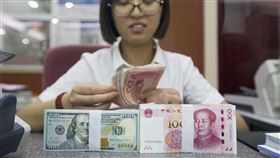 官媒喊話  人民幣兌美元貶值幣大於利中美貿易戰背景下，人民幣兌美元匯率近幾個月以貶勢為主，官媒人民日報旗下證券時報23日發表署名文章喊話稱，人民幣貶值或大幅貶值弊遠遠大於利。圖為山西太原一銀行工作人員清點貨幣。（中新社提供）中央社　107年8月23日