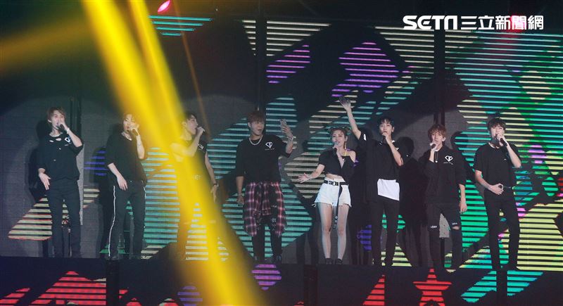 羅志祥和愷樂嘉賓身分現身「C.T.O」演唱會，一起合唱安可曲「有你我就不孤單」、「口袋裡的愛」，期許未來能和創造力家族的成員一起唱進小巨蛋。（記者邱榮吉/攝影）