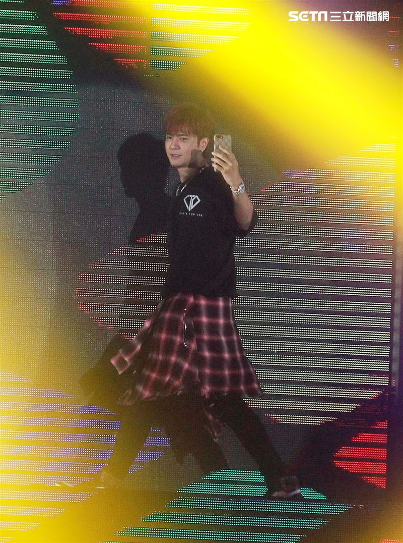 羅志祥和愷樂嘉賓身分現身「C.T.O」演唱會，一起合唱安可曲「有你我就不孤單」、「口袋裡的愛」，期許未來能和創造力家族的成員一起唱進小巨蛋。（記者邱榮吉/攝影）