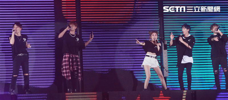 羅志祥和愷樂嘉賓身分現身「C.T.O」演唱會，一起合唱安可曲「有你我就不孤單」、「口袋裡的愛」，期許未來能和創造力家族的成員一起唱進小巨蛋。（記者邱榮吉/攝影）