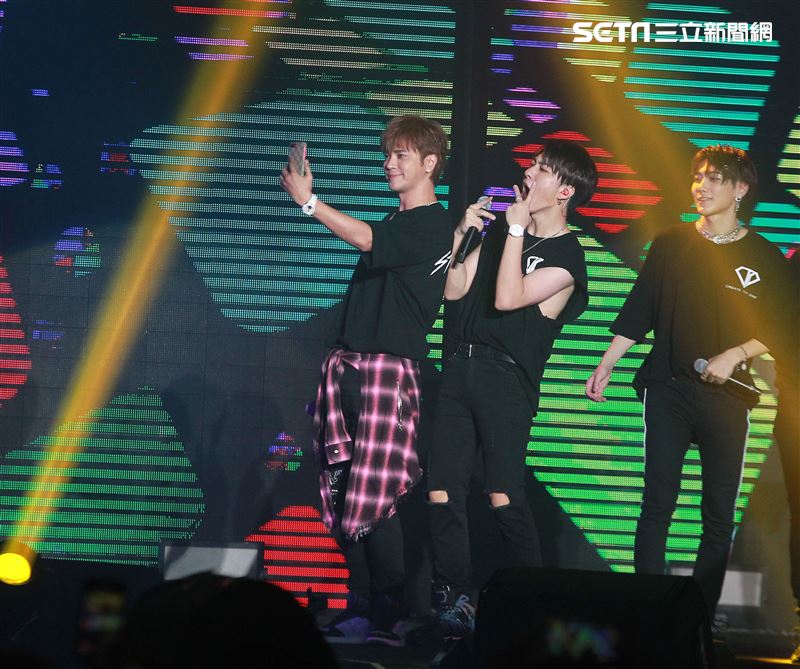 羅志祥和愷樂嘉賓身分現身「C.T.O」演唱會，一起合唱安可曲「有你我就不孤單」、「口袋裡的愛」，期許未來能和創造力家族的成員一起唱進小巨蛋。（記者邱榮吉/攝影）