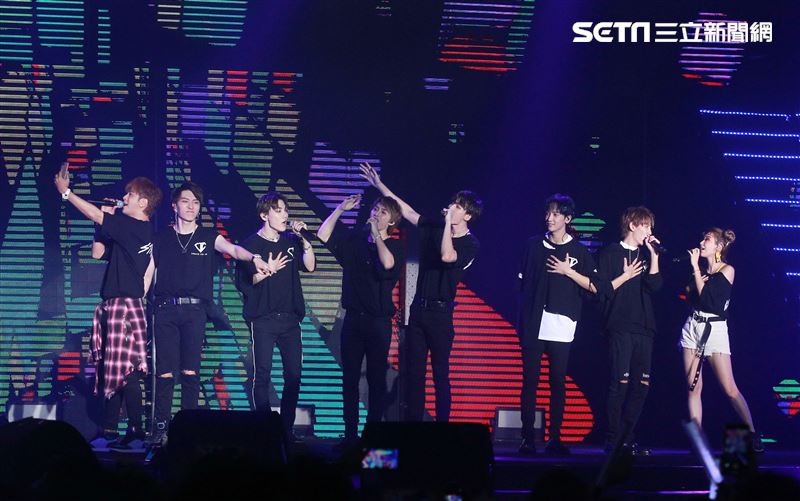 羅志祥和愷樂嘉賓身分現身「C.T.O」演唱會，一起合唱安可曲「有你我就不孤單」、「口袋裡的愛」，期許未來能和創造力家族的成員一起唱進小巨蛋。（記者邱榮吉/攝影）