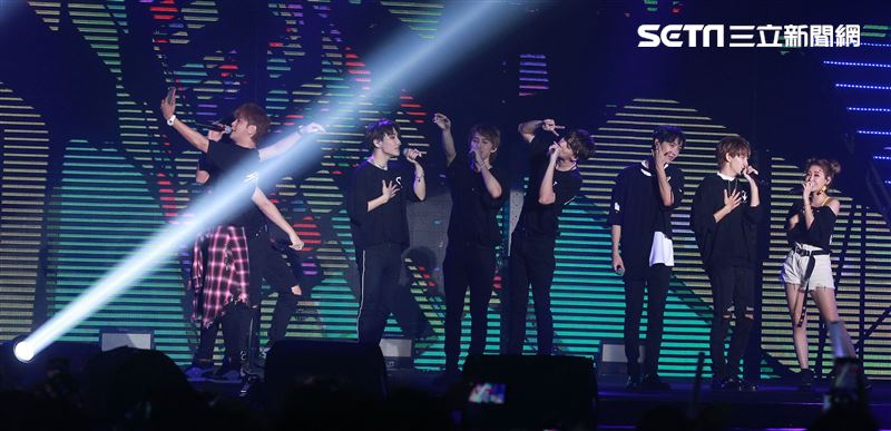 羅志祥和愷樂嘉賓身分現身「C.T.O」演唱會，一起合唱安可曲「有你我就不孤單」、「口袋裡的愛」，期許未來能和創造力家族的成員一起唱進小巨蛋。（記者邱榮吉/攝影）