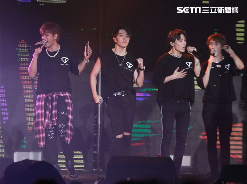 羅志祥和愷樂嘉賓身分現身「C.T.O」演唱會，一起合唱安可曲「有你我就不孤單」、「口袋裡的愛」，期許未來能和創造力家族的成員一起唱進小巨蛋。（記者邱榮吉/攝影）