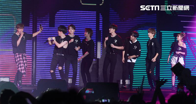 羅志祥和愷樂嘉賓身分現身「C.T.O」演唱會，一起合唱安可曲「有你我就不孤單」、「口袋裡的愛」，期許未來能和創造力家族的成員一起唱進小巨蛋。（記者邱榮吉/攝影）