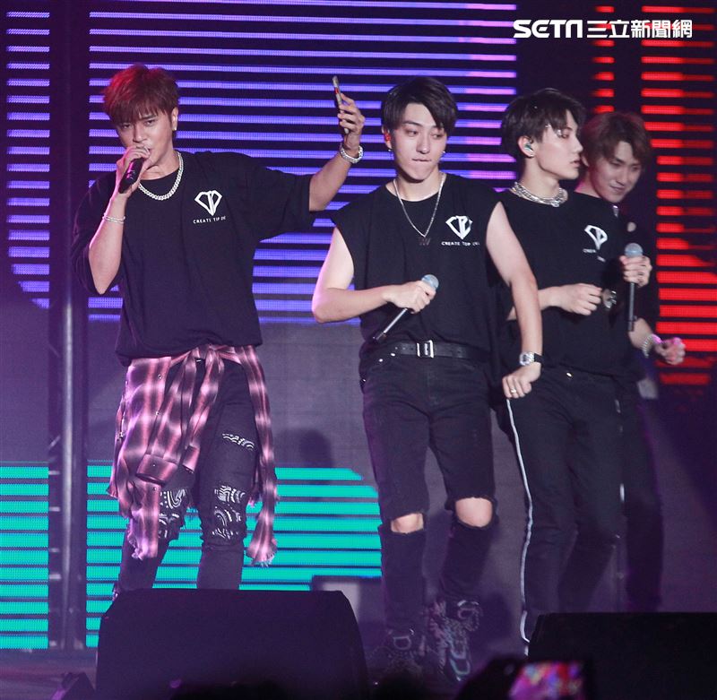 羅志祥和愷樂嘉賓身分現身「C.T.O」演唱會，一起合唱安可曲「有你我就不孤單」、「口袋裡的愛」，期許未來能和創造力家族的成員一起唱進小巨蛋。（記者邱榮吉/攝影）