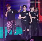 羅志祥和愷樂嘉賓身分現身「C.T.O」演唱會，一起合唱安可曲「有你我就不孤單」、「口袋裡的愛」，期許未來能和創造力家族的成員一起唱進小巨蛋。（記者邱榮吉/攝影）