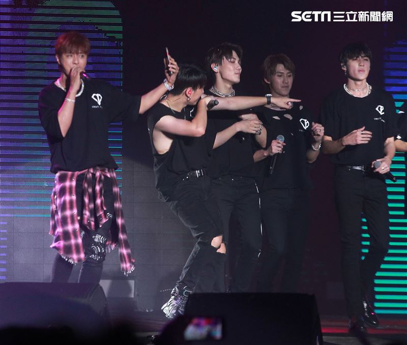 羅志祥和愷樂嘉賓身分現身「C.T.O」演唱會，一起合唱安可曲「有你我就不孤單」、「口袋裡的愛」，期許未來能和創造力家族的成員一起唱進小巨蛋。（記者邱榮吉/攝影）