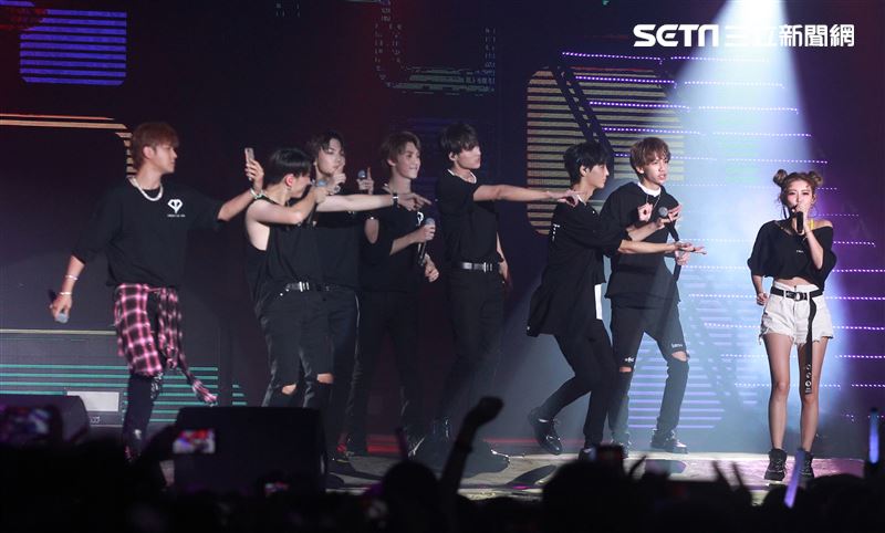 羅志祥和愷樂嘉賓身分現身「C.T.O」演唱會，一起合唱安可曲「有你我就不孤單」、「口袋裡的愛」，期許未來能和創造力家族的成員一起唱進小巨蛋。（記者邱榮吉/攝影）