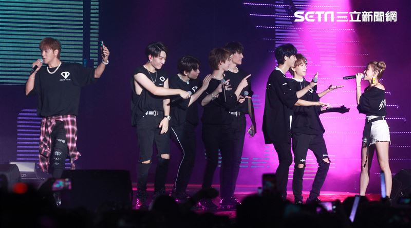 羅志祥和愷樂嘉賓身分現身「C.T.O」演唱會，一起合唱安可曲「有你我就不孤單」、「口袋裡的愛」，期許未來能和創造力家族的成員一起唱進小巨蛋。（記者邱榮吉/攝影）