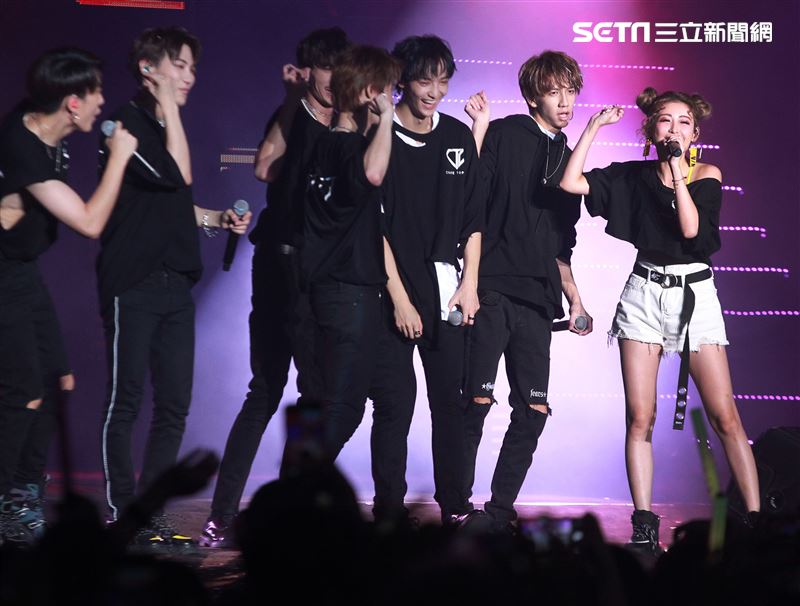 羅志祥和愷樂嘉賓身分現身「C.T.O」演唱會，一起合唱安可曲「有你我就不孤單」、「口袋裡的愛」，期許未來能和創造力家族的成員一起唱進小巨蛋。（記者邱榮吉/攝影）