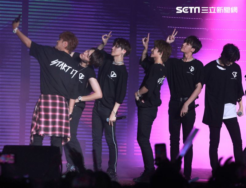 羅志祥和愷樂嘉賓身分現身「C.T.O」演唱會，一起合唱安可曲「有你我就不孤單」、「口袋裡的愛」，期許未來能和創造力家族的成員一起唱進小巨蛋。（記者邱榮吉/攝影）