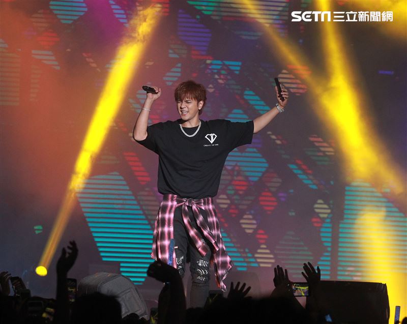 羅志祥和愷樂嘉賓身分現身「C.T.O」演唱會，一起合唱安可曲「有你我就不孤單」、「口袋裡的愛」，期許未來能和創造力家族的成員一起唱進小巨蛋。（記者邱榮吉/攝影）