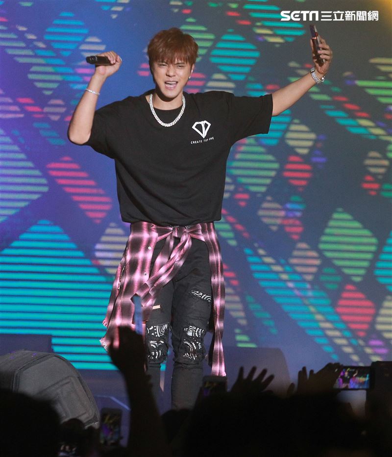 羅志祥和愷樂嘉賓身分現身「C.T.O」演唱會，一起合唱安可曲「有你我就不孤單」、「口袋裡的愛」，期許未來能和創造力家族的成員一起唱進小巨蛋。（記者邱榮吉/攝影）